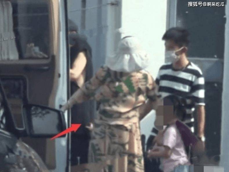 合体|谢娜产后和张杰合体秀恩爱！接双胞胎女儿放学，身材臃肿抱娃吃力