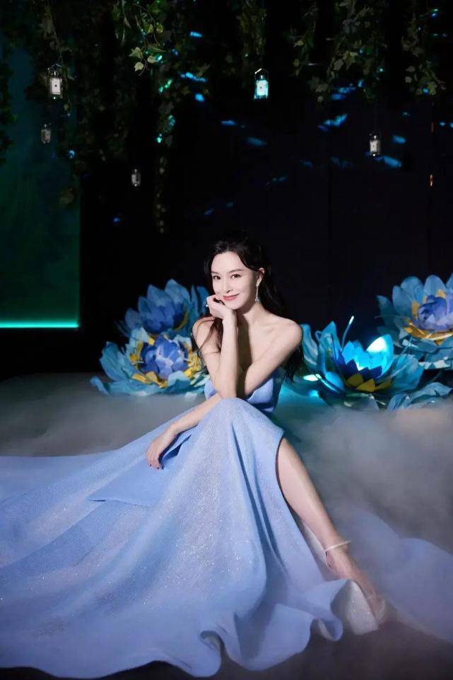 设计|32岁的文咏珊才是“人间绝色”，穿浅蓝色礼服惊艳众人，太给自己长脸了