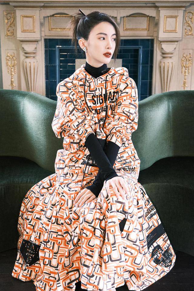 个性|金晨真是越来越会穿了,简单牛仔连衣裙穿出满屏时尚感,美得高调