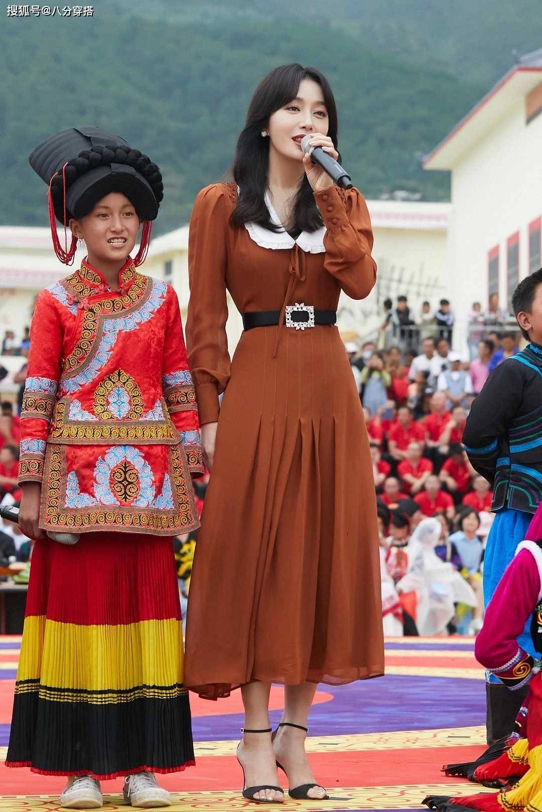身材|秦岚虽是“阿姨年纪”，穿针织马甲配白T恤甜美温柔，嫩成大学生