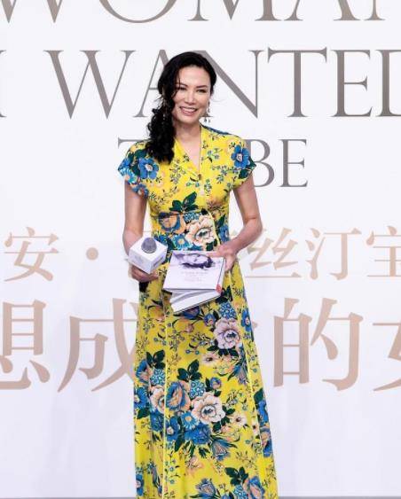 国际|邓文迪不愧是“国际名媛”，穿旗袍式连衣裙去看秀，东方气质惊艳