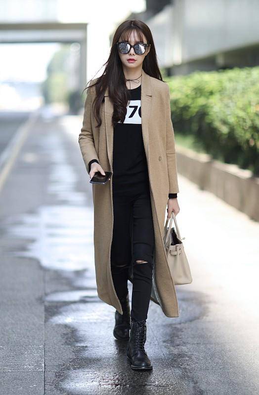 头发|沈梦辰改变风格走淑女风，身着雪纺小碎花长裙，头发微卷温柔知性