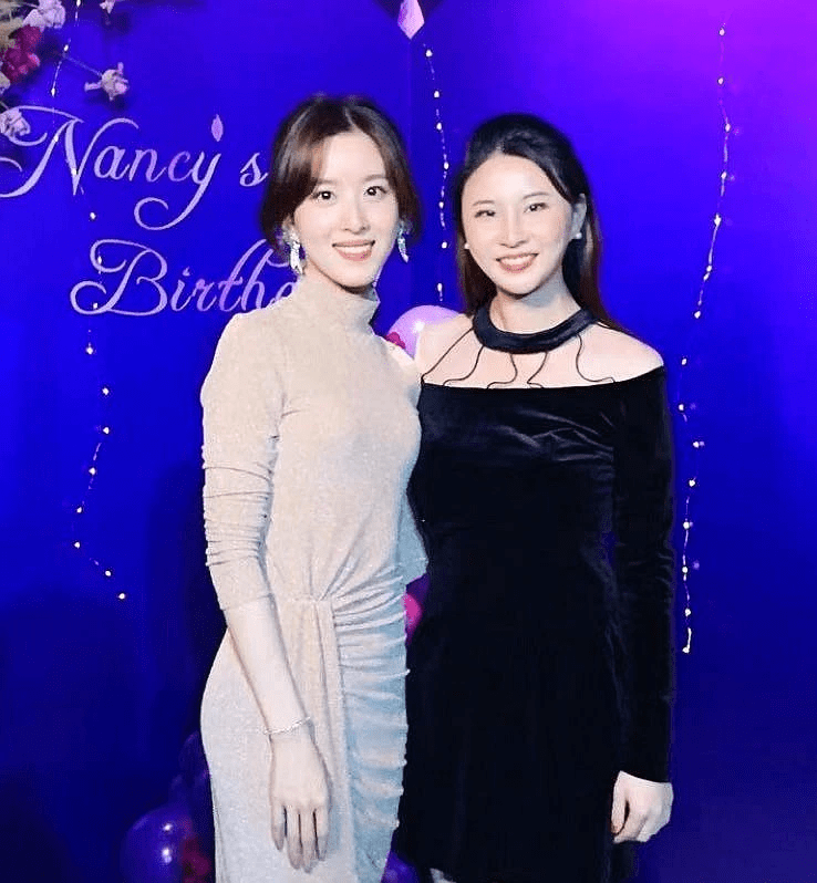 手机|章泽天罕见陪丈夫豪门应酬，居家打扮只顾看手机，似爸爸带着女儿？