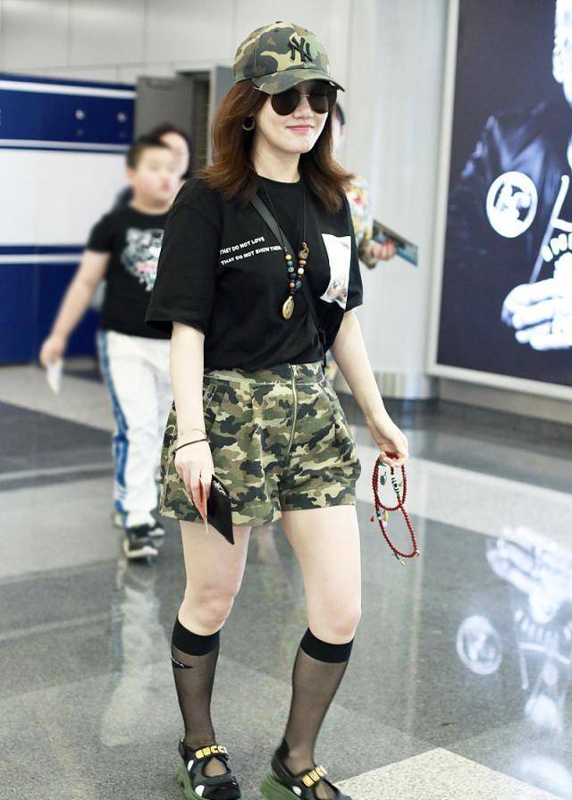 黑色|胡歌前女友薛佳凝真洋气，穿大妈黑丝袜走机场，非但不俗还挺新潮