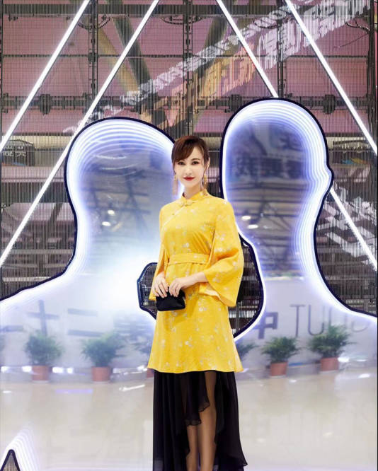 严重|杨雪出山现身时装周,生图曝光卡粉严重,脸颊肿胀与精修差别太大?