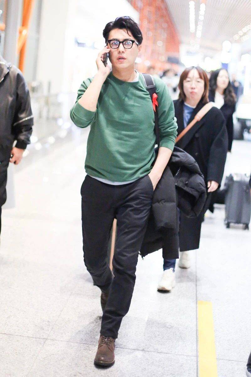 魅力|靳东打造经典造型，西装+白T一样很时髦，这样穿尽显型男气质