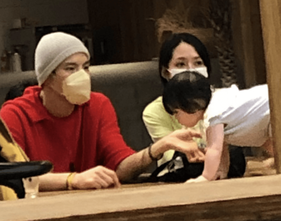 向佐|向太一家被偶遇，郭碧婷身材纤细，女儿侧颜像洋娃娃难挡高颜值