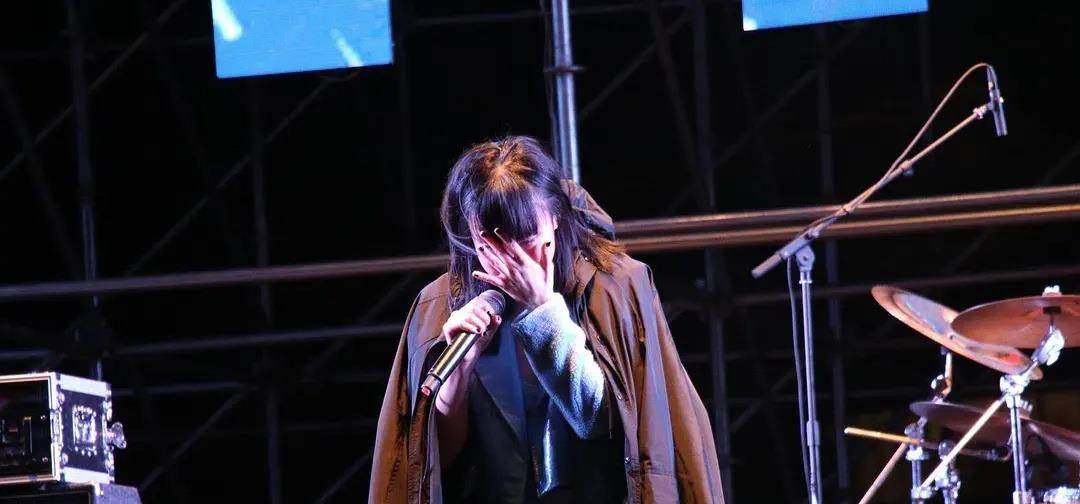 High|黄龄在表演中摔伤！看了正面图，这可太痛了