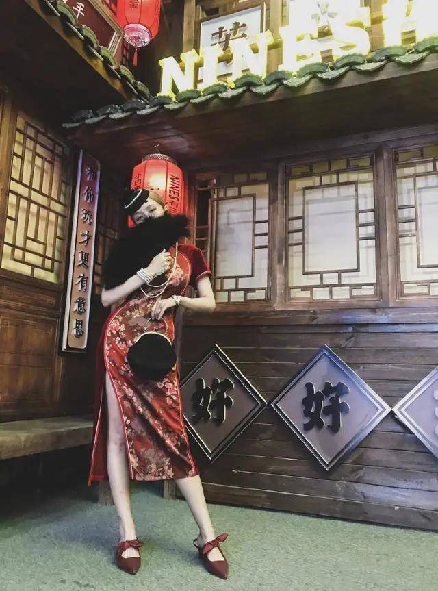 大腿|周扬青美得高调，酒红色旗袍开叉到大腿，配黑色网纱帽成复古名媛