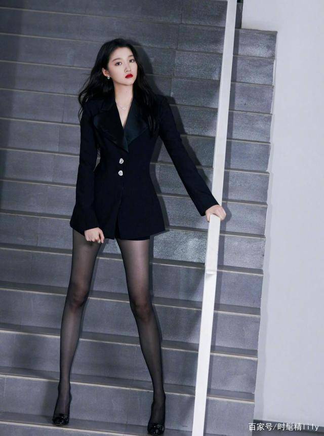 进行|关晓彤真是“人间富贵花”，西装裙配黑丝太撩人，好身材隐约可见