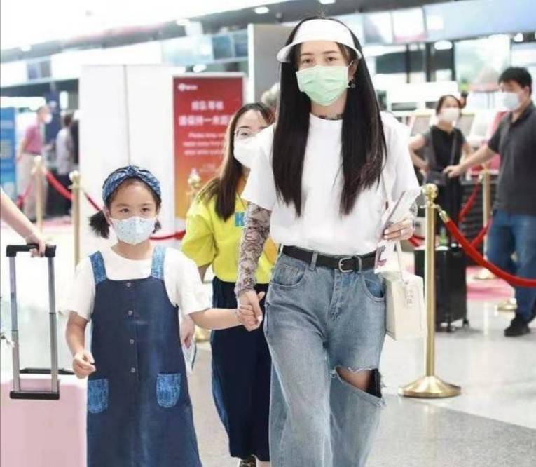 气场强大的女人走路视频 a42eebb2f0b1481db708c86cc397234a.jpeg