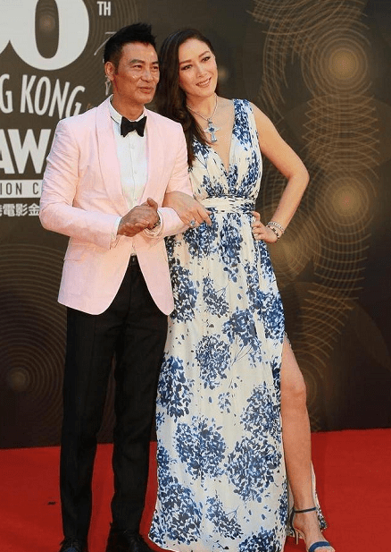 方面|琦琦真给任达华长脸，一袭开叉长裙尽显模特优势，看不出是60后