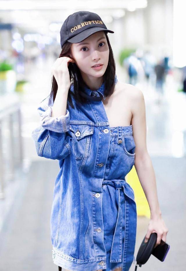 个性|金晨真是越来越会穿了,简单牛仔连衣裙穿出满屏时尚感,美得高调