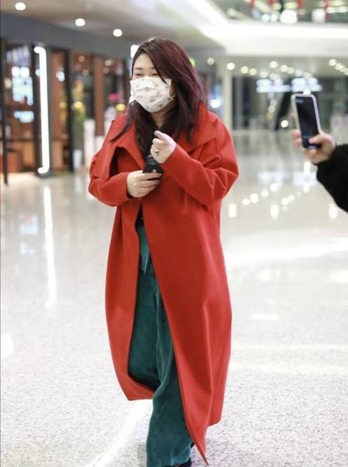 杨天真|杨天真现身机场,一身红配绿难掩大肚子像孕妈,头发凌乱很豪放!