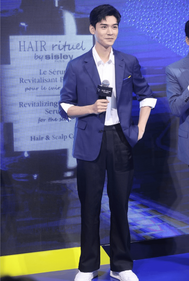 高让|龚俊真拥有一张好皮囊，穿西装侧颜太迷人，身材又瘦又高让人心动