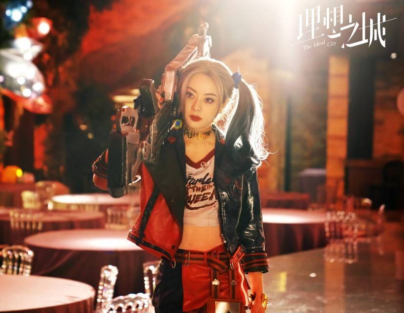 皮夹克|孙俪新剧“豁”出去了,38岁扮小丑女腰细腿长,染彩发像漫画少女