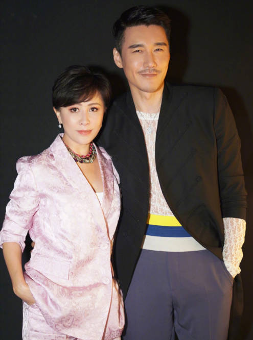 眼袋|吕燕品牌秀众星助阵,嘉玲胡兵同框童瑶眼袋抢镜,她穿50元国货!