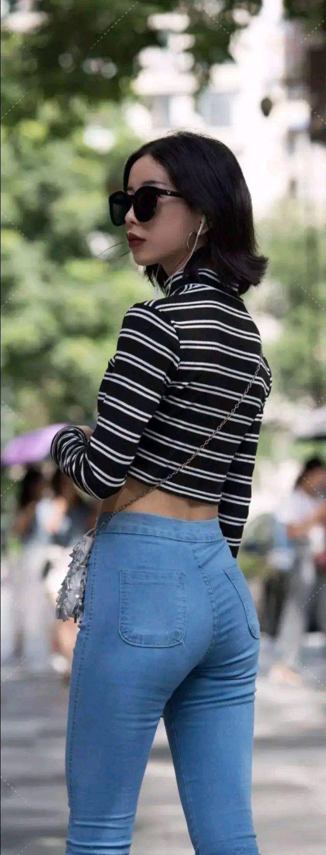 身材|紧身的连衣裙设计更具时尚感，穿上紧身牛仔裤，穿出高挑的造型