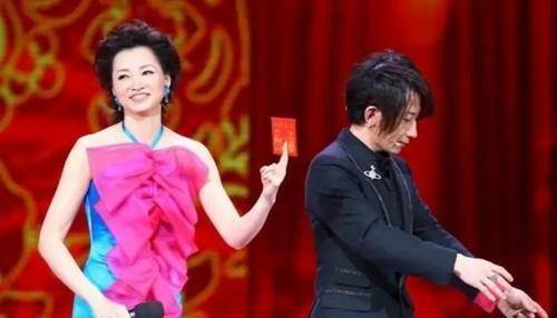 设计|王牌主持人董卿太美了！穿挂脖的连衣裙，充满浪漫特质与少女感