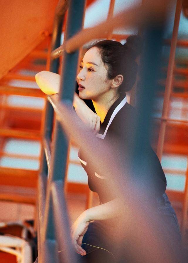 清流|董璇的衣品是娱乐圈中的一股“清流”，衬衫配牛仔裤，却意外时髦