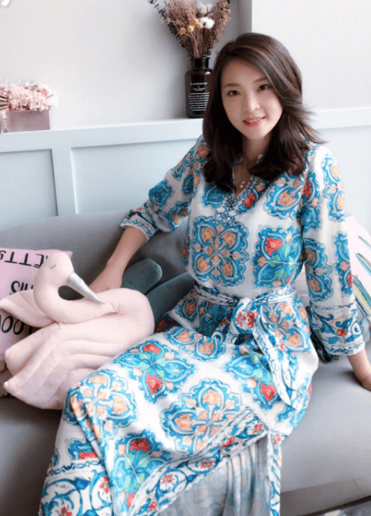 大气|惠若琪生女儿后逆生长！一袭印花裙美艳又大气，气质不输女明星