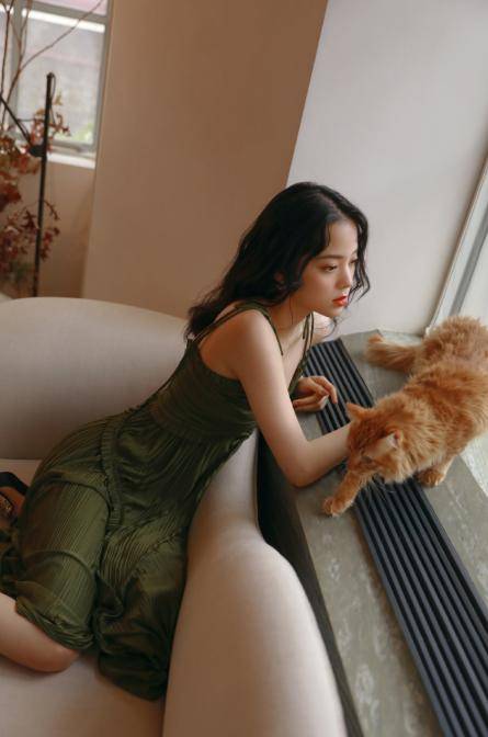 显得|欧阳娜娜穿吊带装难掩高低身段, 网友 才17岁就发育这么好