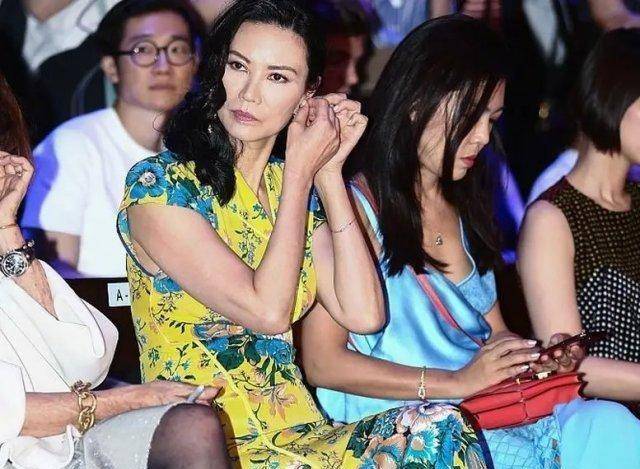国际|邓文迪不愧是“国际名媛”，穿旗袍式连衣裙去看秀，东方气质惊艳