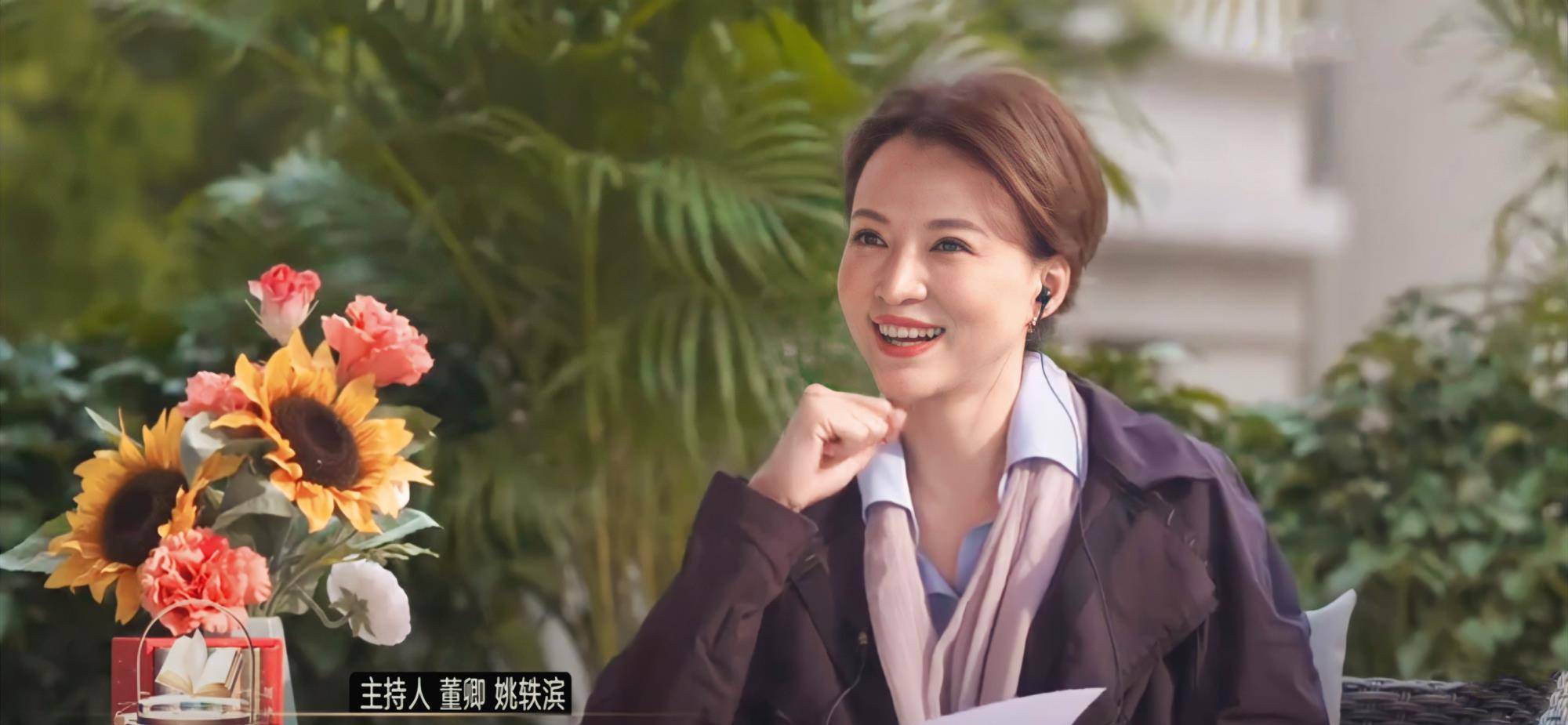 黑色|董卿白岩松罕见合体，两人打扮朴素接地气，穿“情侣装”抢镜