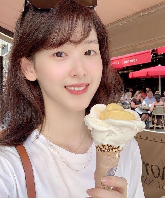 章泽|章泽天健身有成效,晒侧颜照大秀挺拔曲线,天鹅颈更是媲美刘诗诗