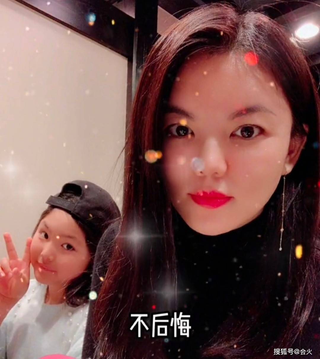 下巴|李湘晒大量与女儿亲密照！瘦出尖下巴打扮似贵妇，网友纷纷催生二胎