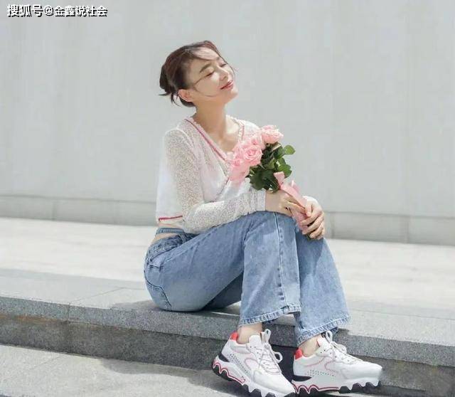 身材|袁姗姗秀身材太刻意，穿“蚊帐衣”又薄又透，白色打底都显了出来