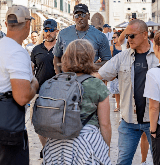 瓦妮莎|58岁乔丹夫妇度假太养眼！依然像小伙子，42岁娇妻穿一身黑好显嫩