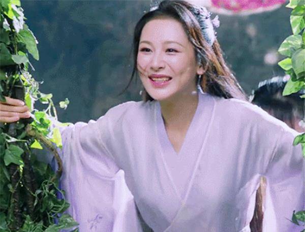 鞠婧祎|女星剧中荡秋千，杨紫开心，鞠婧祎唯美，看到关晓彤：不怕摔了吗