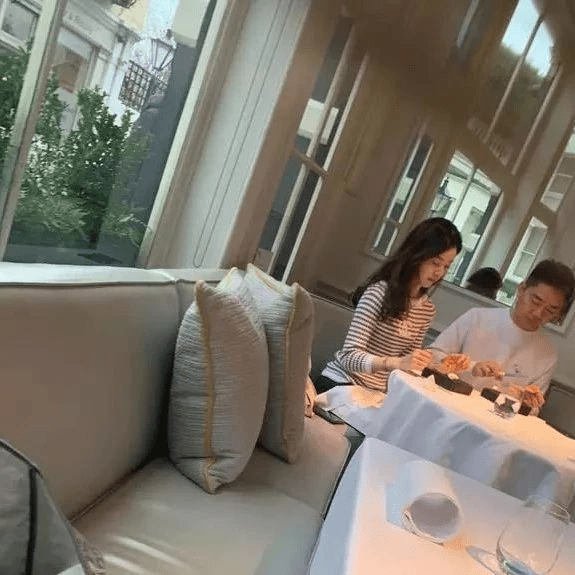 手机|章泽天罕见陪丈夫豪门应酬，居家打扮只顾看手机，似爸爸带着女儿？