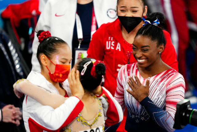 领口处|16岁管晨辰夺冠太争气！穿亮片中国红装美成体操公主，笑容超甜美？