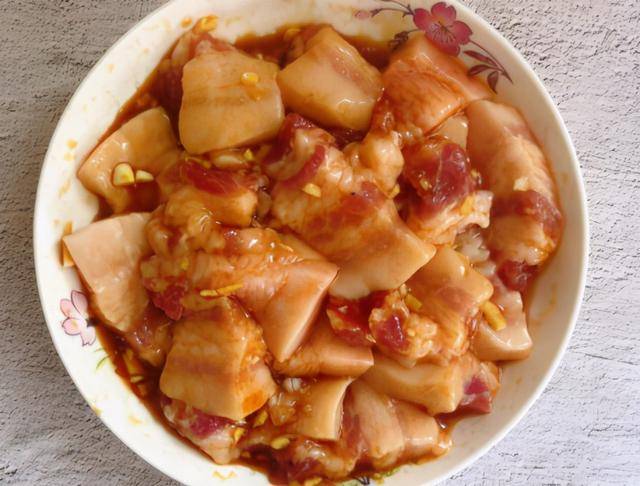 下锅|炸小酥肉时,别直接裹淀粉糊,掌握这3点,酥肉外酥里嫩还不腥