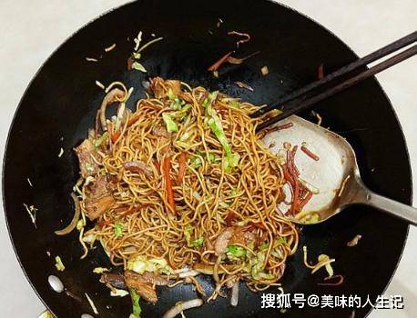 做法|炒面时，提前用凉水煮还是开水煮？都不对，难怪面条粘锅坨成团