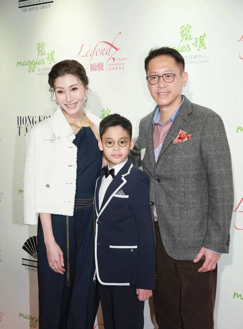 满地|李嘉欣一家为她庆生,10岁儿子爆肥龅牙抢镜,豪宅内满地大牌包?