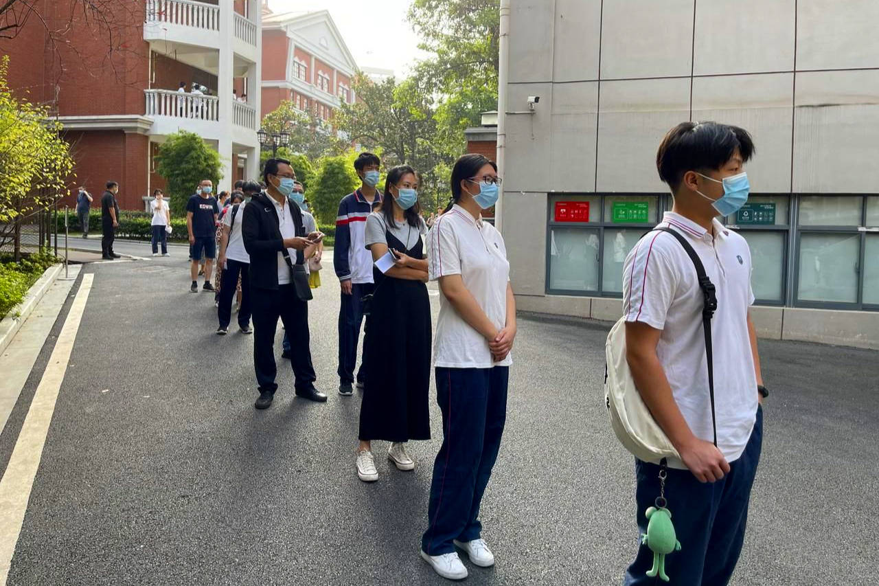 原创新学期开学在即,武汉六中疫苗接种现场,要构建全民防疫