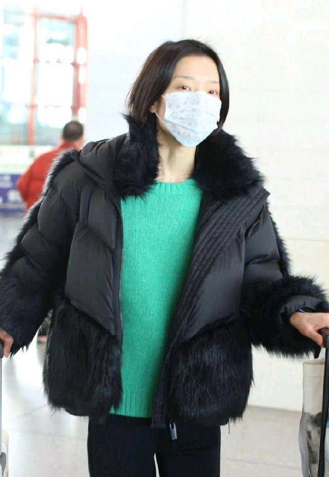 个性|杜鹃气质感真好，黑色外套配宝石绿毛衣清新脱俗，机场走出T台范
