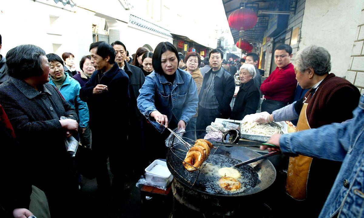 水箱|小摊贩用路边积水做早餐？吃一顿干净的早餐很难吗？