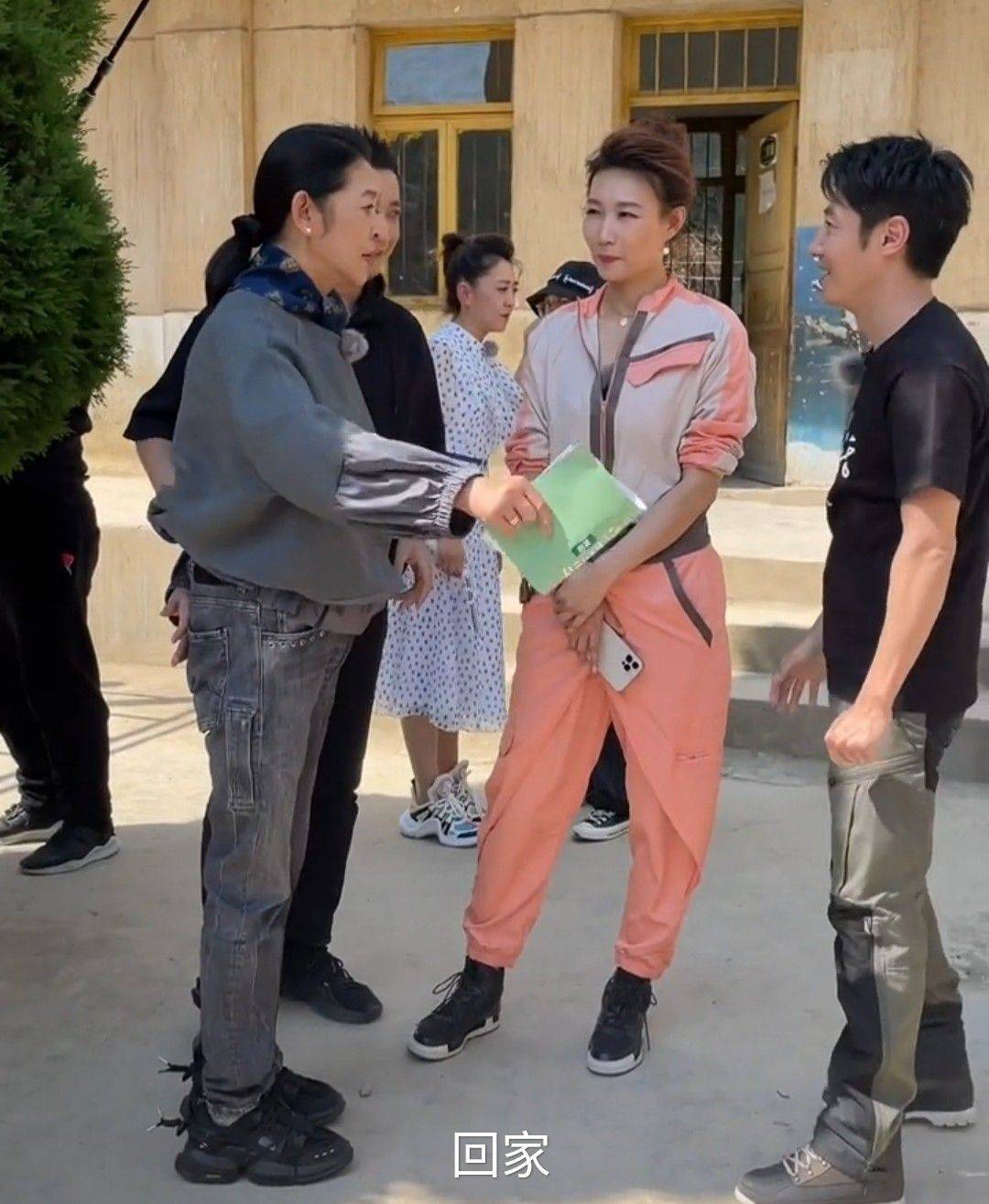 显得|倪萍上节目穿T恤套背心,比惠英红穿短裤更漂亮,优雅又时髦!