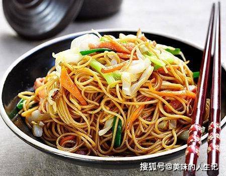 做法|炒面时，提前用凉水煮还是开水煮？都不对，难怪面条粘锅坨成团