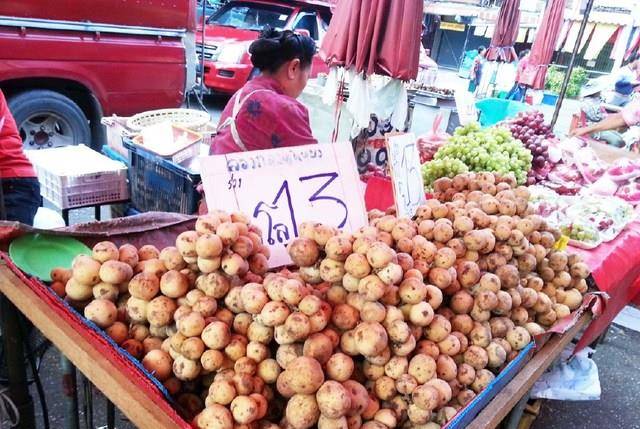 农村大妈卖黄色稀罕水果，像龙眼又像枇杷，2元一斤瞬间被抢空
