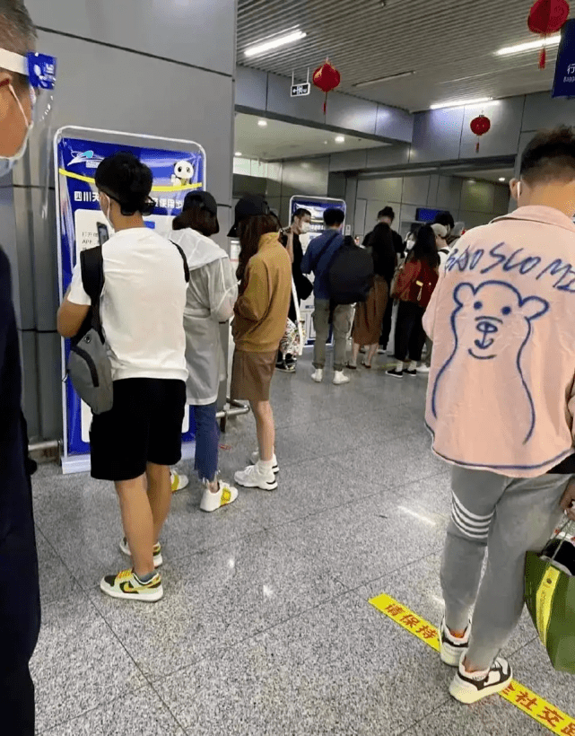 廓形|刘诗诗参加央视晚会彩排！直接穿裤衩出门更帅气，比穿礼服更惊艳