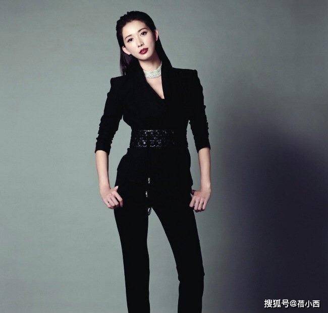 林志玲|日本媳妇林志玲的尺度缩小了，穿旗袍式短裙亮相，不露反而更性感
