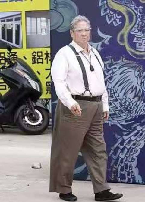 整体|69岁洪金宝罕露面，再发福走路靠拐杖，小13岁娇妻暖心陪伴！