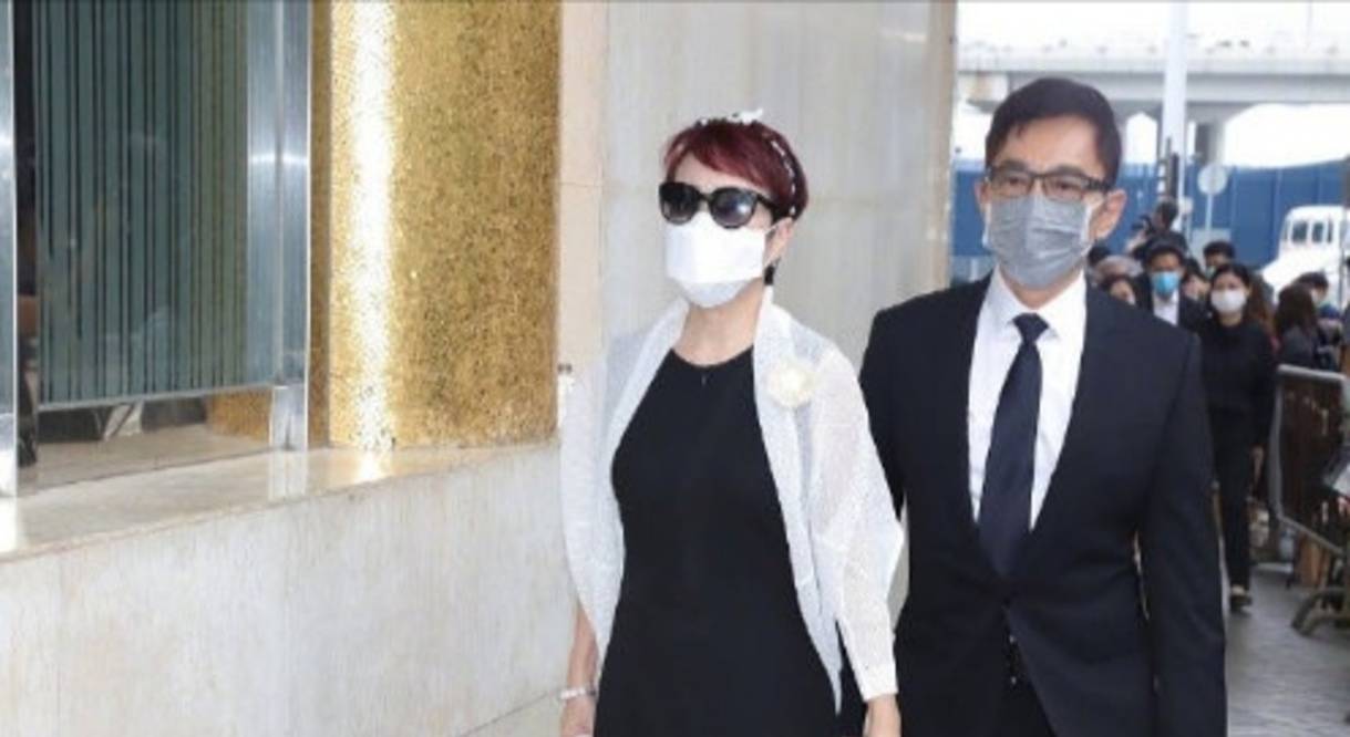 葬礼|狄波拉携手老公露面,穿波点裙踩绿鞋十分娇俏,68岁还爱扮嫩!