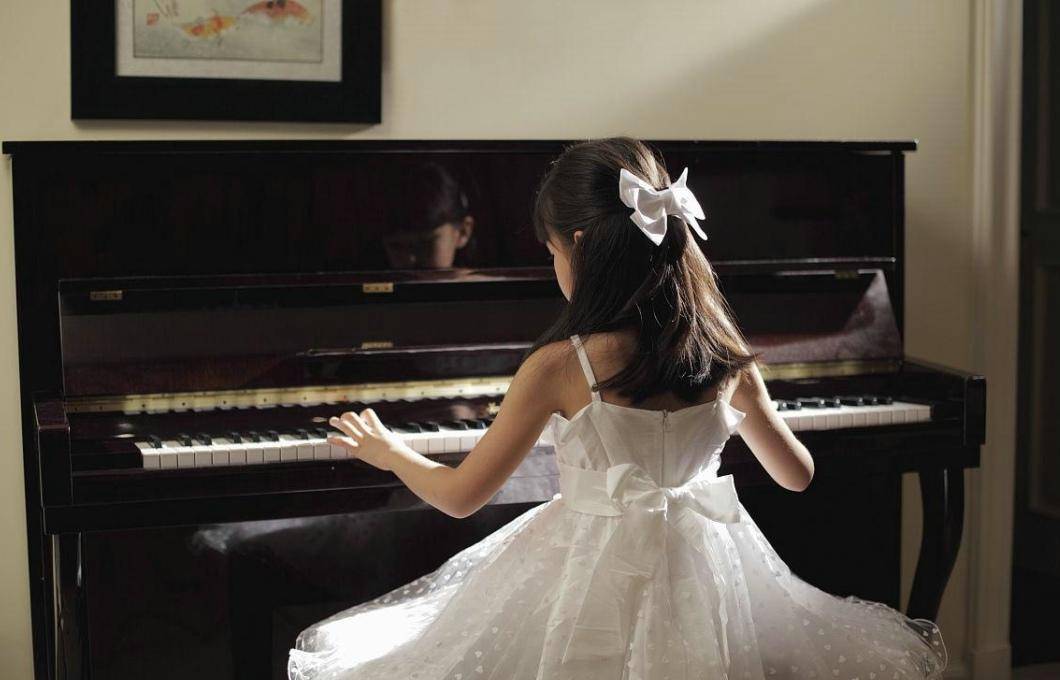 夫妻俩|中产家庭为何对二胎“畏手畏脚”？除了钱和精力，这个原因很心酸