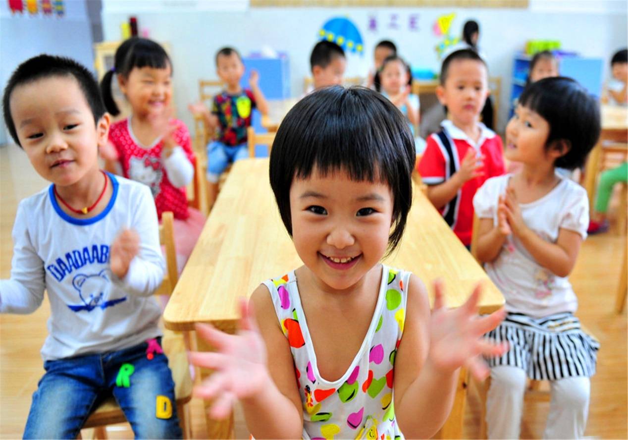 社交能力|那些没上过幼儿园，8岁直接上小学的孩子，后来学习生涯还顺利吗